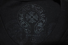 Load image into Gallery viewer, 極美品 CHROME HEARTS クロムハーツ バックタガー ポケット 半袖 Tシャツ S ブラック ホワイト パープル 中古 64606