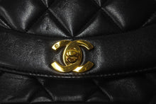 Load image into Gallery viewer, CHANEL シャネル チェーンショルダーバッグ ダイアナマトラッセ 22 2番台 ラムスキン ブラック ゴールド金具 美品 中古 64733