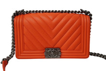 Load image into Gallery viewer, CHANEL シャネル ボーイシャネル シェブロン ショルダーバッグ 22番台 2016年 ラムスキン オレンジ シルバー金具 美品 中古 64742