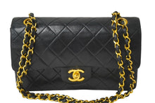 Load image into Gallery viewer, CHANEL シャネル Wフラップチェーンショルダーバッグ マトラッセ 0番台 ラムスキン ブラック ゴールド 美品 中古 64758