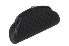 Load image into Gallery viewer, 極美品 CHANEL シャネル マトラッセ がま口 クラッチバッグ ポーチ 19番台 ブラック キャビアスキン シルバー金具 中古 64773