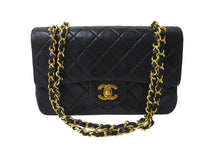 Load image into Gallery viewer, CHANEL シャネル チェーンショルダーバッグ Wフラップ マトラッセ 23cm ココマーク ラムスキン 1番台 ブラック ゴールド金具 美品 中古 64879