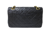 Load image into Gallery viewer, CHANEL シャネル チェーンショルダーバッグ Wフラップ マトラッセ 23cm ココマーク ラムスキン 1番台 ブラック ゴールド金具 美品 中古 64879
