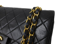 Load image into Gallery viewer, CHANEL シャネル チェーンショルダーバッグ Wフラップ マトラッセ 23cm ココマーク ラムスキン 1番台 ブラック ゴールド金具 美品 中古 64879
