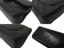 Load image into Gallery viewer, CHANEL シャネル チェーンショルダーバッグ Wフラップ マトラッセ 23cm ココマーク ラムスキン 1番台 ブラック ゴールド金具 美品 中古 64879