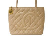 Load image into Gallery viewer, CHANEL シャネル 復刻トートバッグ マトラッセ ココマーク 6番台 A01804 キャビアスキン ベージュ ゴールド金具 美品 中古 64890
