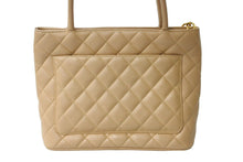 Load image into Gallery viewer, CHANEL シャネル 復刻トートバッグ マトラッセ ココマーク 6番台 A01804 キャビアスキン ベージュ ゴールド金具 美品 中古 64890