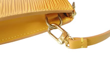 Load image into Gallery viewer, 極美品 LouisVuitton ルイヴィトン エピ ポシェット アクセソワール アクセサリーポーチ ハンドバッグ M52959 イエロー 中古 64899