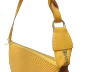 Load image into Gallery viewer, 極美品 LouisVuitton ルイヴィトン エピ ポシェット アクセソワール アクセサリーポーチ ハンドバッグ M52959 イエロー 中古 64899