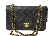 Load image into Gallery viewer, CHANEL シャネル チェーンショルダーバッグ Wフラップ マトラッセ 23cm ココマーク ラムスキン 1番台 ブラック ゴールド金具 美品 中古 64907