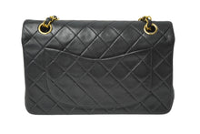 Load image into Gallery viewer, CHANEL シャネル チェーンショルダーバッグ Wフラップ マトラッセ 23cm ココマーク ラムスキン 1番台 ブラック ゴールド金具 美品 中古 64907