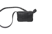 Load image into Gallery viewer, 極美品 BOTTEGAVENETA ボッテガヴェネタ ショルダーバッグ マキシイントレチャート カセット ミニ ブラック 666688 中古 64961