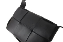 Load image into Gallery viewer, 極美品 BOTTEGAVENETA ボッテガヴェネタ ショルダーバッグ マキシイントレチャート カセット ミニ ブラック 666688 中古 64961