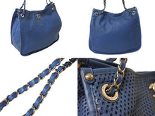 Load image into Gallery viewer, CHANEL シャネル パンチングレザー チェーン トートバッグ ココマーク 17番台 ブルー シルバー金具 ロゴ 肩掛け 美品 中古 65149