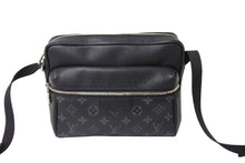 Load image into Gallery viewer, 極美品 LOUIS VUITTON ルイ ヴィトン エクリプス アウトドア メッセンジャーPM ショルダーバッグ M30233 ブラック 中古 65194
