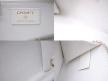 画像をギャラリービューアに読み込む, 極美品 CHANEL シャネル ココマーク コインケース 財布 ランダム イタリア製 キャビアスキン ホワイト ゴールド 中古 65267