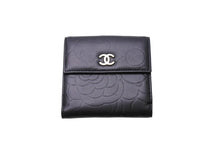 Load image into Gallery viewer, CHANEL シャネル 三つ折り財布 カメリア ココマーク ラムスキン Wホック 16番台 2012年 ブラック ゴールド金具 美品 中古 65280