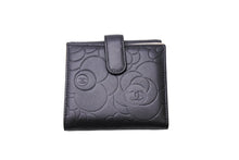 Load image into Gallery viewer, CHANEL シャネル 三つ折り財布 カメリア ココマーク ラムスキン Wホック 16番台 2012年 ブラック ゴールド金具 美品 中古 65280
