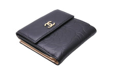Load image into Gallery viewer, CHANEL シャネル 三つ折り財布 カメリア ココマーク ラムスキン Wホック 16番台 2012年 ブラック ゴールド金具 美品 中古 65280