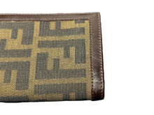 画像をギャラリービューアに読み込む, 極美品 FENDI フェンディ 二つ折り財布 コンパクト レザ―キャンバス シルバー金具 ズッカ柄 ブラウン 中古 65290 