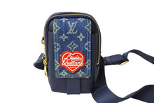 Load image into Gallery viewer, LOUIS VUITTON ルイ ヴィトン ダブルフォンポーチ NIGOコラボ M81060 モノグラムデニム トリヨンレザー ショルダー 美品 中古 65465