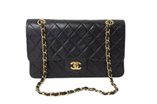 Load image into Gallery viewer, CHANEL シャネル チェーンショルダーバッグ ココマーク マトラッセ ラムスキン 2番台 1992年 ブラック ゴールド 美品 中古 65573