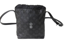 Load image into Gallery viewer, 極美品 LOUIS VUITTON ルイヴィトン モノグラムエクリプスフラグメント ナノバッグ ショルダーバッグ M43418 ブラック 中古 65583