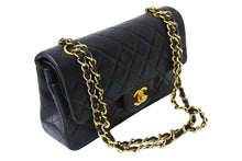 Load image into Gallery viewer, CHANEL シャネル チェーンショルダーバッグ Wフラップ マトラッセ 23cm ココマーク ラムスキン 1番台 ブラック ゴールド金具 美品 中古 65595