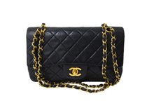 Load image into Gallery viewer, CHANEL シャネル チェーンショルダーバッグ Wフラップ マトラッセ 23cm ココマーク ラムスキン 1番台 ブラック ゴールド金具 美品 中古 65597