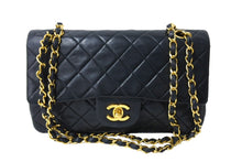 Load image into Gallery viewer, CHANEL シャネル チェーンショルダーバッグ Wフラップ マトラッセ 23cm ココマーク ラムスキン 1番台 ブラック ゴールド金具 美品 中古 65597