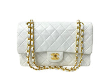 Load image into Gallery viewer, CHANEL シャネル チェーンショルダーバッグ マトラッセ25 ココマーク ラムスキン 5番台 1998年 Wフラップ ホワイト 美品 中古 65604