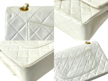 Load image into Gallery viewer, CHANEL シャネル チェーンショルダーバッグ マトラッセ25 ココマーク ラムスキン 5番台 1998年 Wフラップ ホワイト 美品 中古 65604