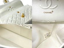 Load image into Gallery viewer, CHANEL シャネル チェーンショルダーバッグ マトラッセ25 ココマーク ラムスキン 5番台 1998年 Wフラップ ホワイト 美品 中古 65604