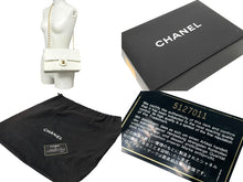 Load image into Gallery viewer, CHANEL シャネル チェーンショルダーバッグ マトラッセ25 ココマーク ラムスキン 5番台 1998年 Wフラップ ホワイト 美品 中古 65604