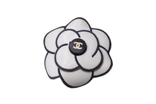 Load image into Gallery viewer, CHANEL シャネル ココマーク カメリアコサージュ ブローチ アクセサリー ラバー 11g ホワイト ブラック 美品 中古 65651
