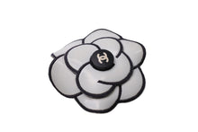 Load image into Gallery viewer, CHANEL シャネル ココマーク カメリアコサージュ ブローチ アクセサリー ラバー 11g ホワイト ブラック 美品 中古 65651
