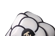 Load image into Gallery viewer, CHANEL シャネル ココマーク カメリアコサージュ ブローチ アクセサリー ラバー 11g ホワイト ブラック 美品 中古 65651