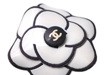 Load image into Gallery viewer, CHANEL シャネル ココマーク カメリアコサージュ ブローチ アクセサリー ラバー 11g ホワイト ブラック 美品 中古 65651
