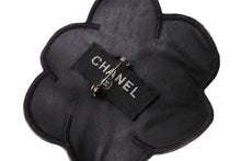Load image into Gallery viewer, CHANEL シャネル ココマーク カメリアコサージュ ブローチ アクセサリー ラバー 11g ホワイト ブラック 美品 中古 65651