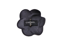 Load image into Gallery viewer, CHANEL シャネル ココマーク カメリアコサージュ ブローチ アクセサリー ラバー 11g ホワイト ブラック 美品 中古 65651