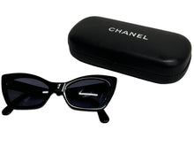 Load image into Gallery viewer, CHANEL シャネル キャッツアイ サングラス ブラック ココマーク プラスチック ロゴ アイウェア 小物 01943 美品 中古 65674