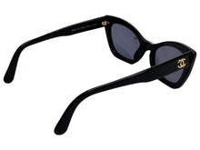Load image into Gallery viewer, CHANEL シャネル キャッツアイ サングラス ブラック ココマーク プラスチック ロゴ アイウェア 小物 01943 美品 中古 65674
