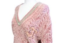 Load image into Gallery viewer, 極美品 CHANEL シャネル Vネック長袖ニット 31 ココマーク P73532K10528 イタリア製 カシミヤ混 ピンク サイズ34 中古 65804