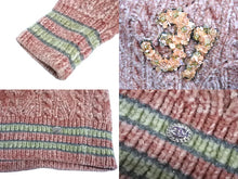 Load image into Gallery viewer, 極美品 CHANEL シャネル Vネック長袖ニット 31 ココマーク P73532K10528 イタリア製 カシミヤ混 ピンク サイズ34 中古 65804