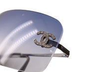 Load image into Gallery viewer, CHANEL シャネル サングラス ココマーク ラインストーン 4017-D シルバー金具 サイズ62□17 120 ブルー 美品 中古 65835
