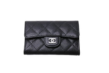 Load image into Gallery viewer, 極美品 CHANEL シャネル カードケース ココマーク フラップ 25番台 キャビアスキン マトラッセ シルバー金具 ブラック 美品 中古 65859