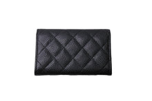 Load image into Gallery viewer, 極美品 CHANEL シャネル カードケース ココマーク フラップ 25番台 キャビアスキン マトラッセ シルバー金具 ブラック 美品 中古 65859