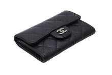 Load image into Gallery viewer, 極美品 CHANEL シャネル カードケース ココマーク フラップ 25番台 キャビアスキン マトラッセ シルバー金具 ブラック 美品 中古 65859