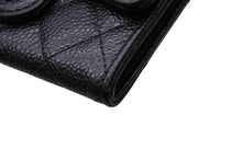 Load image into Gallery viewer, 極美品 CHANEL シャネル カードケース ココマーク フラップ 25番台 キャビアスキン マトラッセ シルバー金具 ブラック 美品 中古 65859