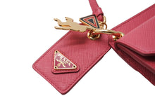 画像をギャラリービューアに読み込む, 同様に PRADA プラダ カードケース バッグチャーム 1TL344 トライアングルロゴ サフィアーノレザー ピンク ゴールド金具 中古 65866 